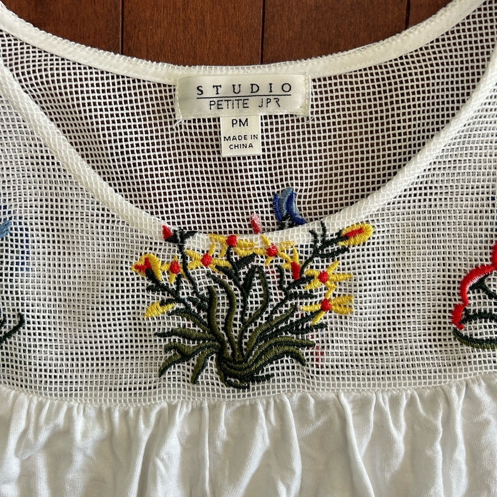 White Embroidered Floral Top Tee with Bell Sleeves Size Petite Medium - Picture 2 of 12